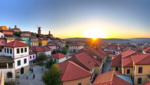 Panoramablick auf die historische Altstadt von Plovdiv, Bulgarien, mit den charakteristischen bunten Häusern der bulgarischen Renaissance im Morgenlicht