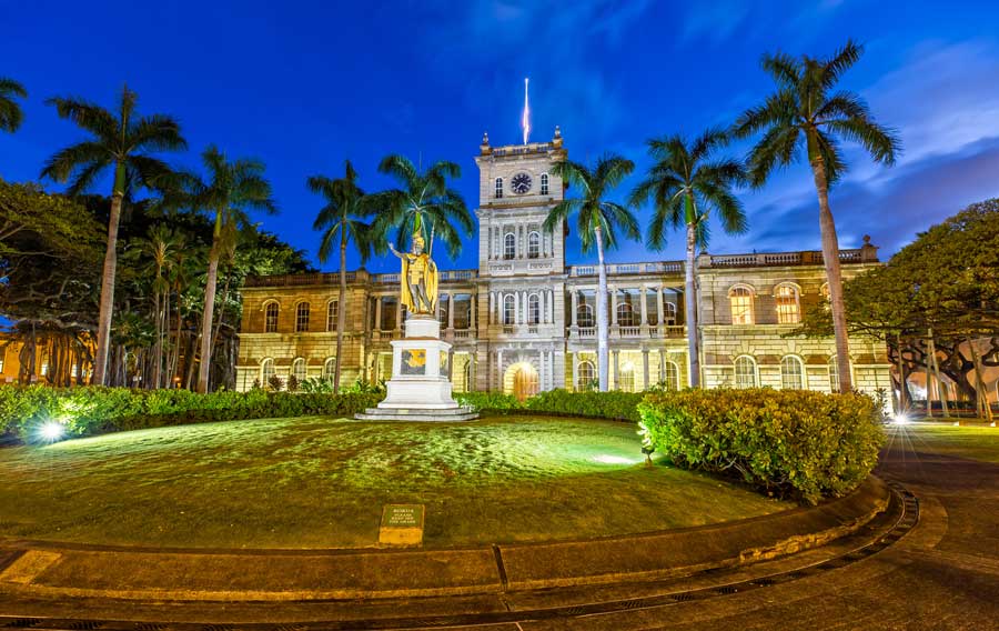 Statue von König Kamehameha und Aliiolani Hale