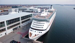 Kreuzfahrtterminal Bremerhaven mit der Mein Schiff 3