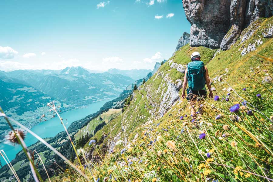 Panoramablick auf den Walensee und die Schweizer Alpen im Hintergrund. Schnürliweg