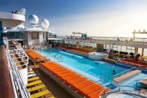 Pool-Bereich auf dem Oberdeck der Mein Schiff 3