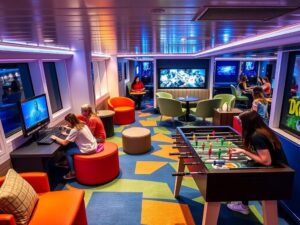 Symbolbild: Teens Lounge auf der Mein Schiff 4 mit Jugendlichen