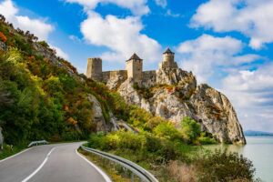 Die mittelalterliche Festung Golubac erhebt sich über der Donauschlucht in Serbien