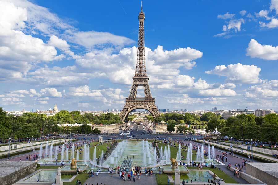 Blick auf den Eiffelturm Paris vom Trocadéro aus mit Springbrunnen im Vordergrund