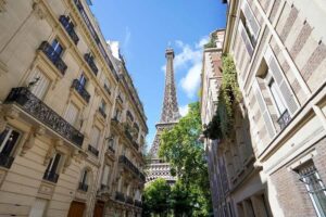 Blick auf den Eiffelturm Paris von der Rue de l'Université, eingerahmt von typischen Pariser Gebäuden