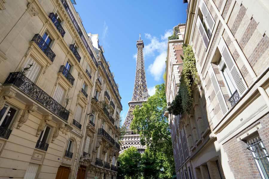 Blick auf den Eiffelturm Paris von der Rue de l'Université, eingerahmt von typischen Pariser Gebäuden