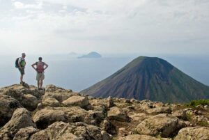 Blick vom Monte Fossa auf Filicudi und Alicudi