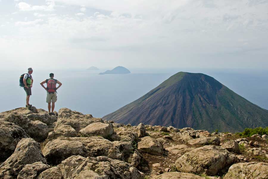 Blick vom Monte Fossa auf Filicudi und Alicudi