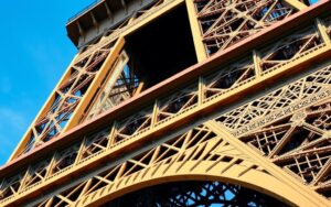 Detailaufnahme der filigranen Eisenkonstruktion des Eiffelturm Paris mit Blick auf die architektonischen Details