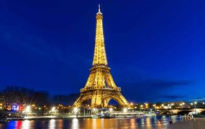Nächtliche Aufnahme des beleuchteten Eiffelturm Paris mit funkelnden Lichtern und Lichtshow