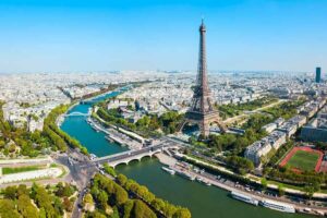 Panoramablick auf den Eiffelturm Paris und die Seine vom Montparnasse-Turm aus