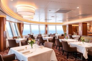 Restaurant auf der Mein Schiff 1 mit festlich gedeckten Tischen für die David Garrett Cruise 2026