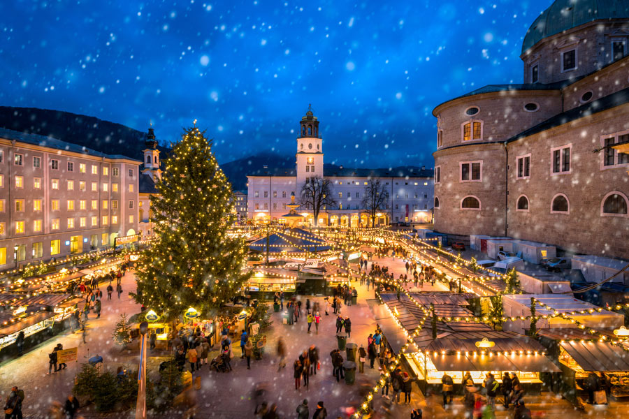 Salzburger Christkindlmarkt auf dem Domplatz im Winter