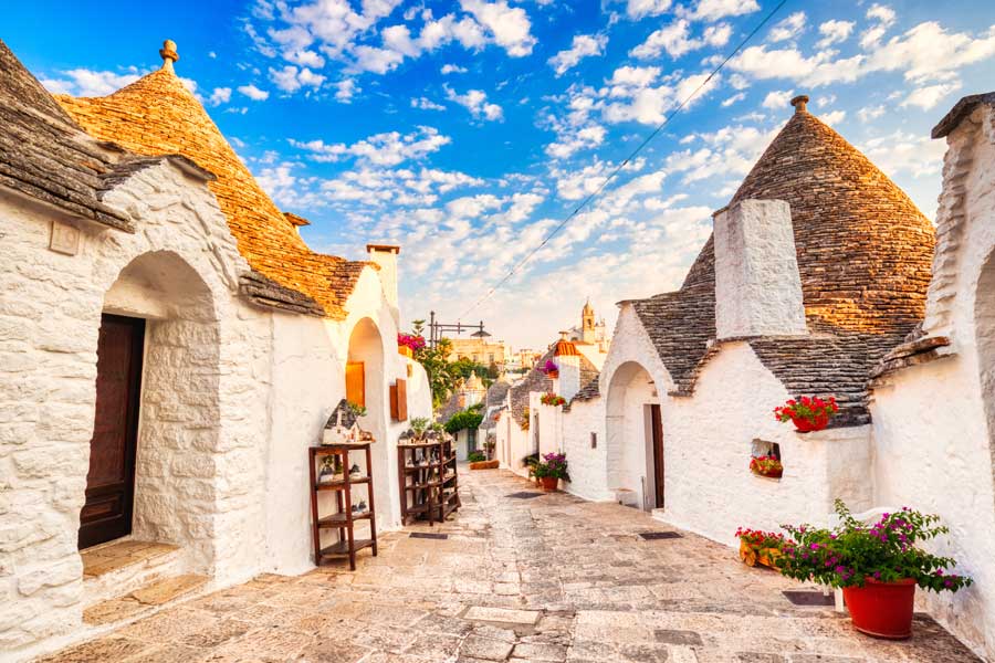 Die charakteristischen Trulli-Häuser von Alberobello mit ihren kegelförmigen Dächern