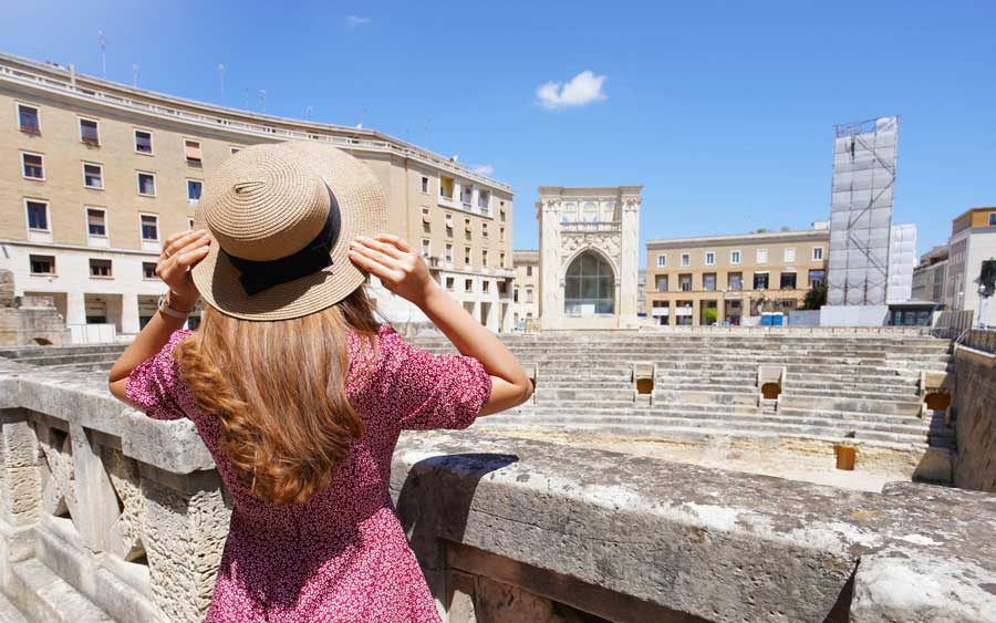 Das römische Amphitheater auf der Piazza Sant'Oronzo während einer Städtereise nach Lecce