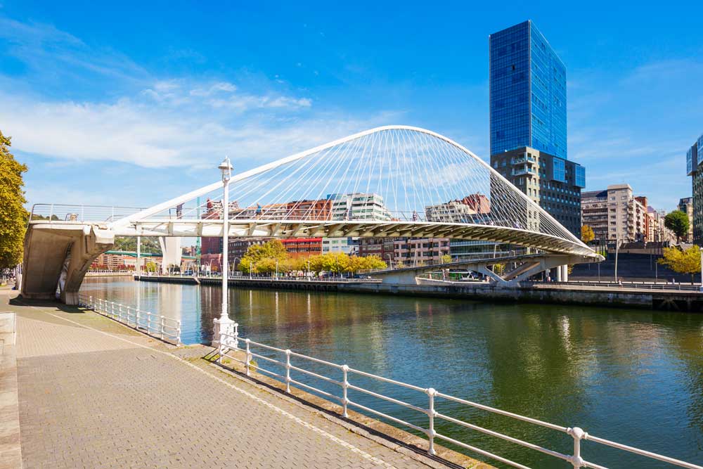 Fussgaengerbruecke-Zubizuri-in-Bilbao