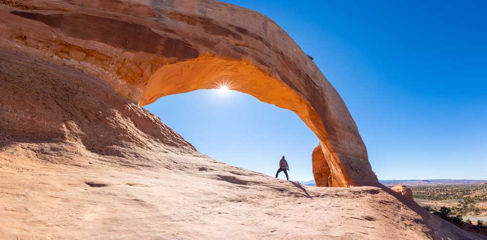 Wilson Arch ist ein natürlicher Sandsteinbogen im Südosten von Utah (USA), direkt an der U.S. Route 191 im San Juan County