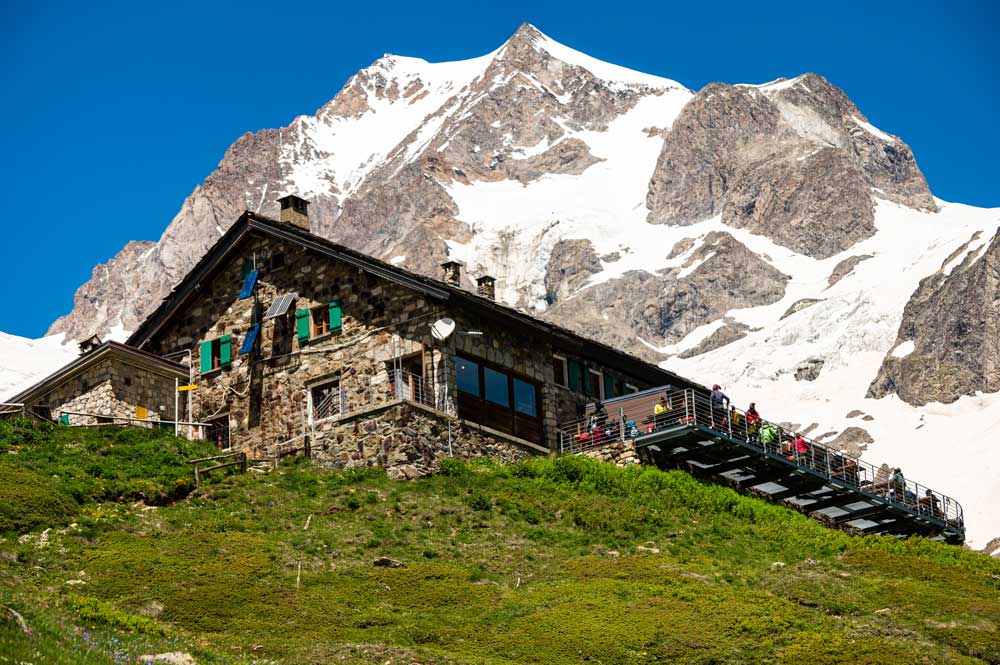 Die Elisabetta-Hütte mit ihrer Restaurantterrasse, vor der Kulisse des Mont Blanc