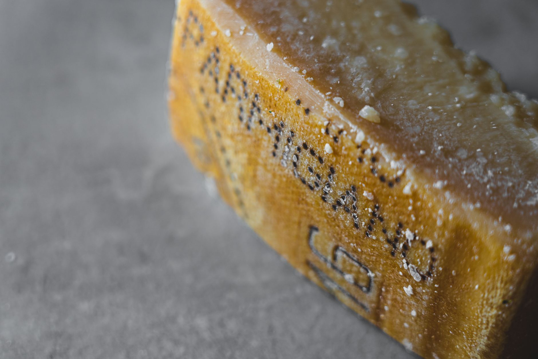 Laibe Parmigiano Reggiano im Reifelager einer Käserei in der Emilia-Romagna