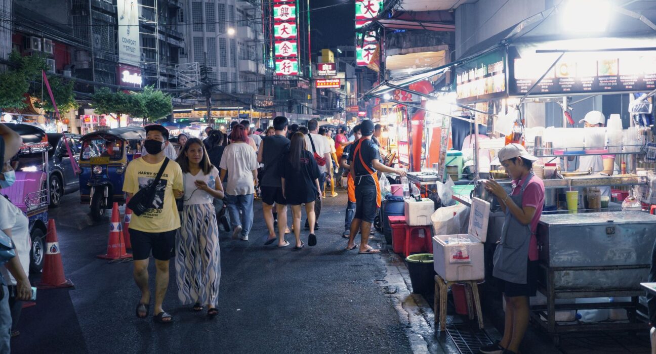 Beleuchtete Streetfood-Stände am Abend in der Yaowarat Road in Bangkoks Chinatown
