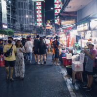 Beleuchtete Streetfood-Stände am Abend in der Yaowarat Road in Bangkoks Chinatown