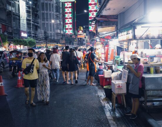 Beleuchtete Streetfood-Stände am Abend in der Yaowarat Road in Bangkoks Chinatown