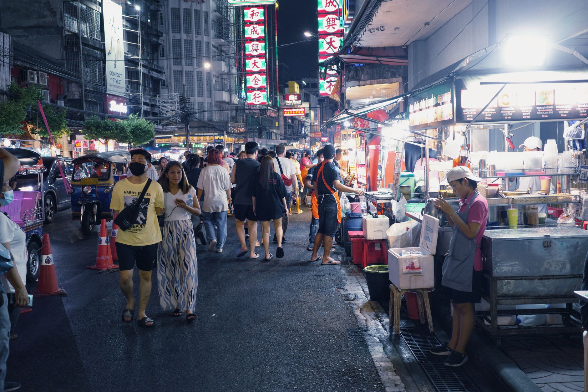 Beleuchtete Streetfood-Stände am Abend in der Yaowarat Road in Bangkoks Chinatown