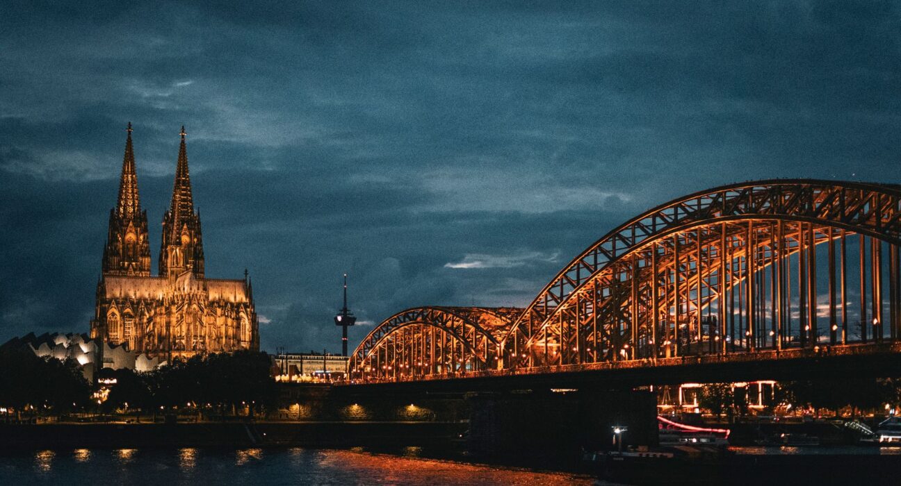 Kölner Dom mit Hohenzollernbrücke am Rhein