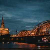 Kölner Dom mit Hohenzollernbrücke am Rhein