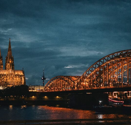 Kölner Dom mit Hohenzollernbrücke am Rhein