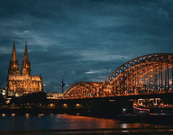 Kölner Dom mit Hohenzollernbrücke am Rhein