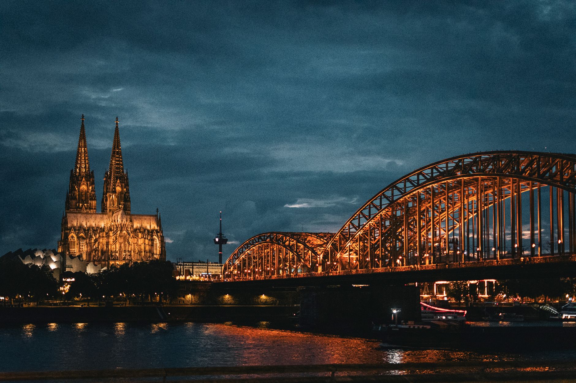 Kölner Dom mit Hohenzollernbrücke am Rhein
