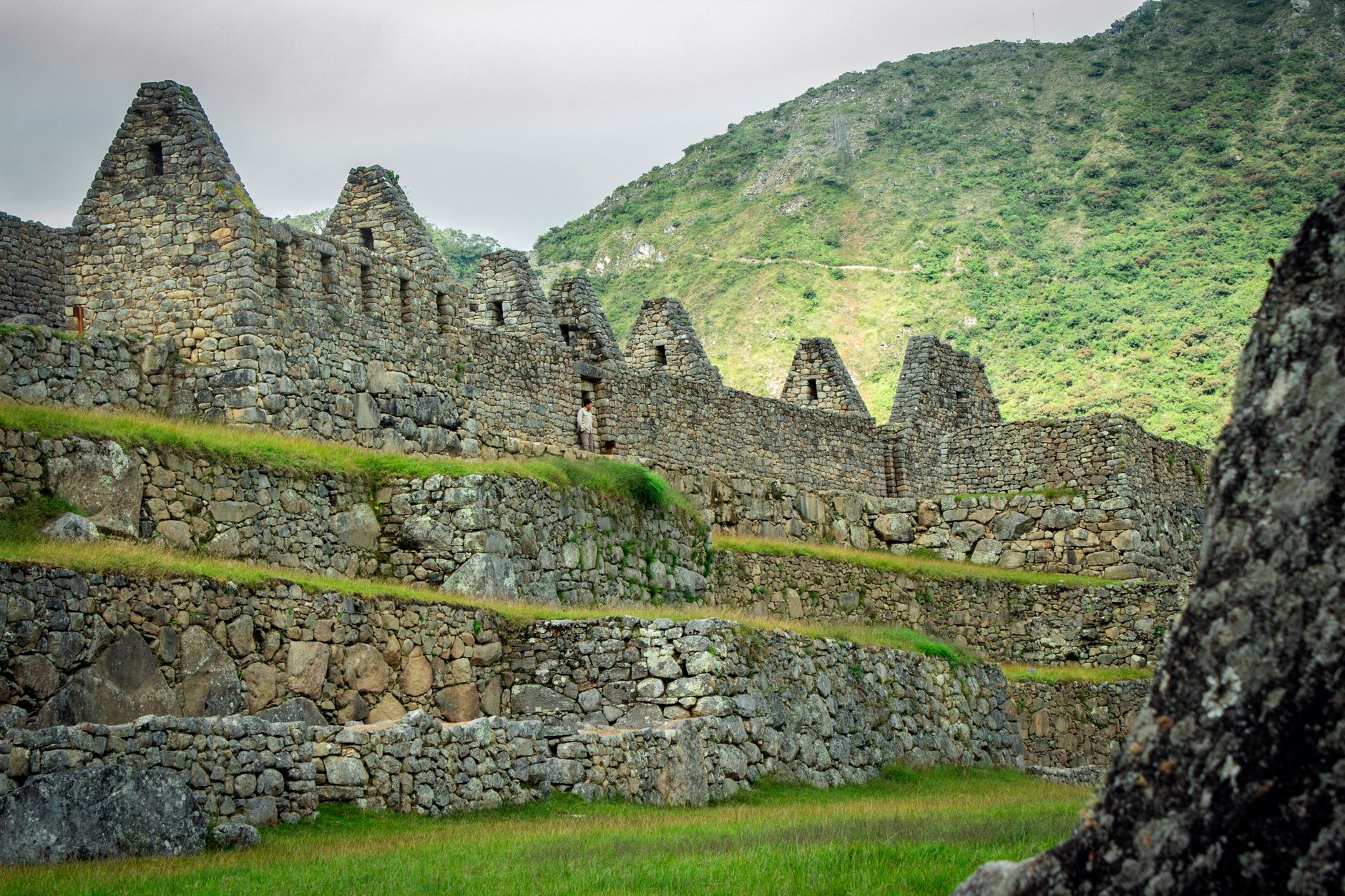 Steinerne Terrassen und Mauern der Inka-Stadt Machu Picchu vor Andengipfeln