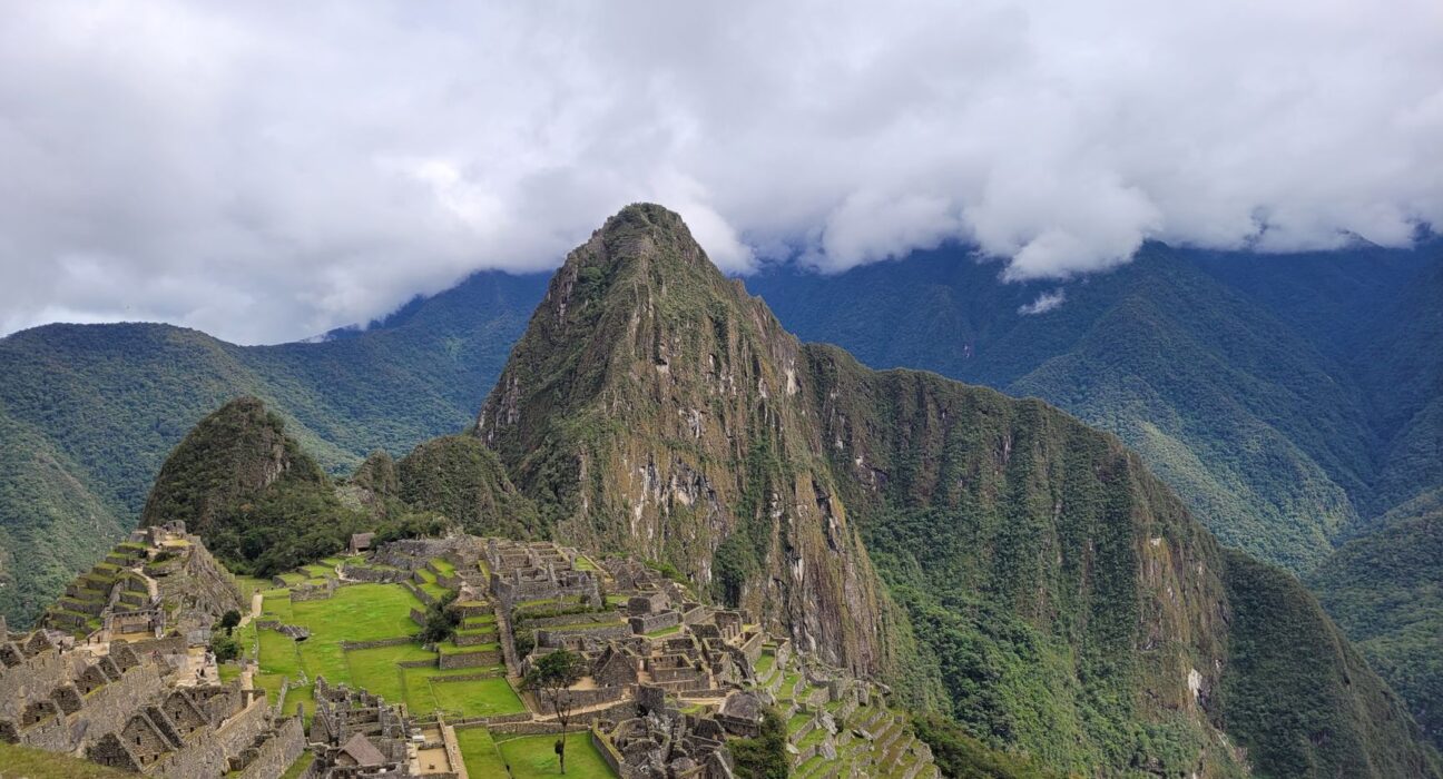 Blick von den oberen Terrassen auf die Inka-Stadt Machu Picchu mit dem Gipfel Huayna Picchu