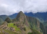 Blick von den oberen Terrassen auf die Inka-Stadt Machu Picchu mit dem Gipfel Huayna Picchu