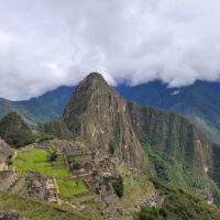 Blick von den oberen Terrassen auf die Inka-Stadt Machu Picchu mit dem Gipfel Huayna Picchu