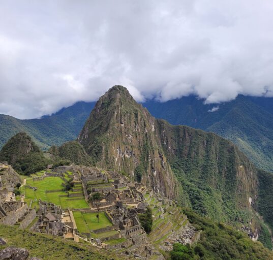 Blick von den oberen Terrassen auf die Inka-Stadt Machu Picchu mit dem Gipfel Huayna Picchu