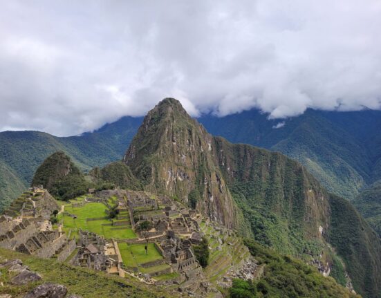 Blick von den oberen Terrassen auf die Inka-Stadt Machu Picchu mit dem Gipfel Huayna Picchu