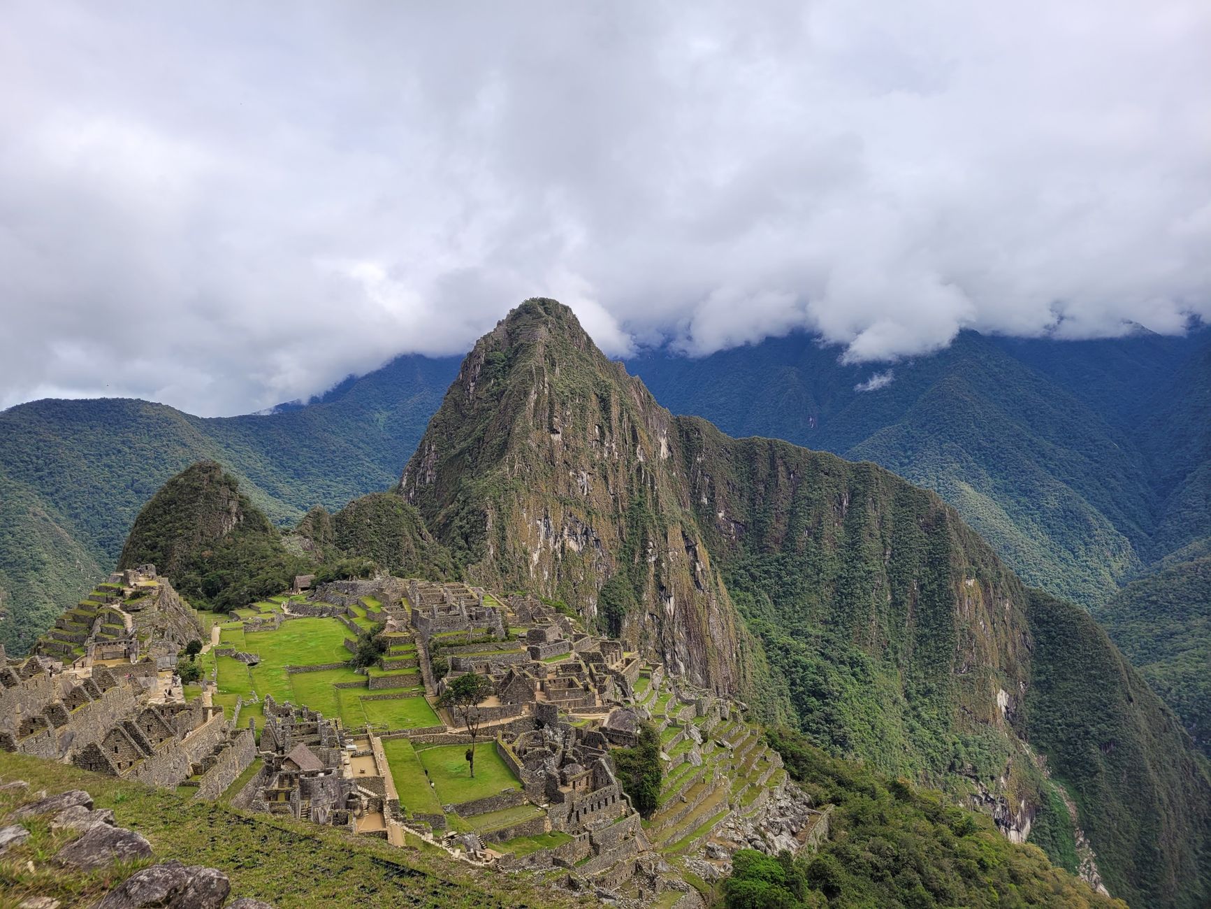 Blick von den oberen Terrassen auf die Inka-Stadt Machu Picchu mit dem Gipfel Huayna Picchu