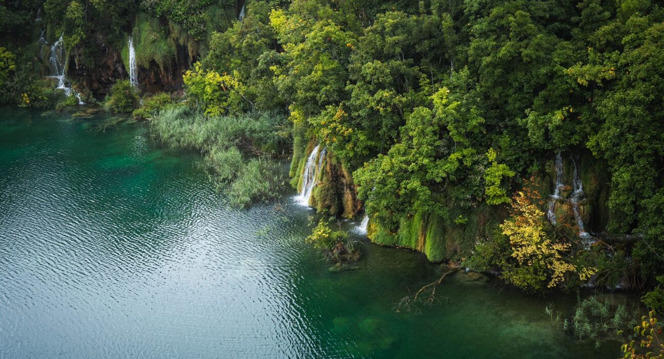 Türkisfarbene Seen und Wasserfälle im Nationalpark Plitvicer Seen von oben