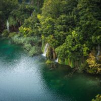 Türkisfarbene Seen und Wasserfälle im Nationalpark Plitvicer Seen von oben