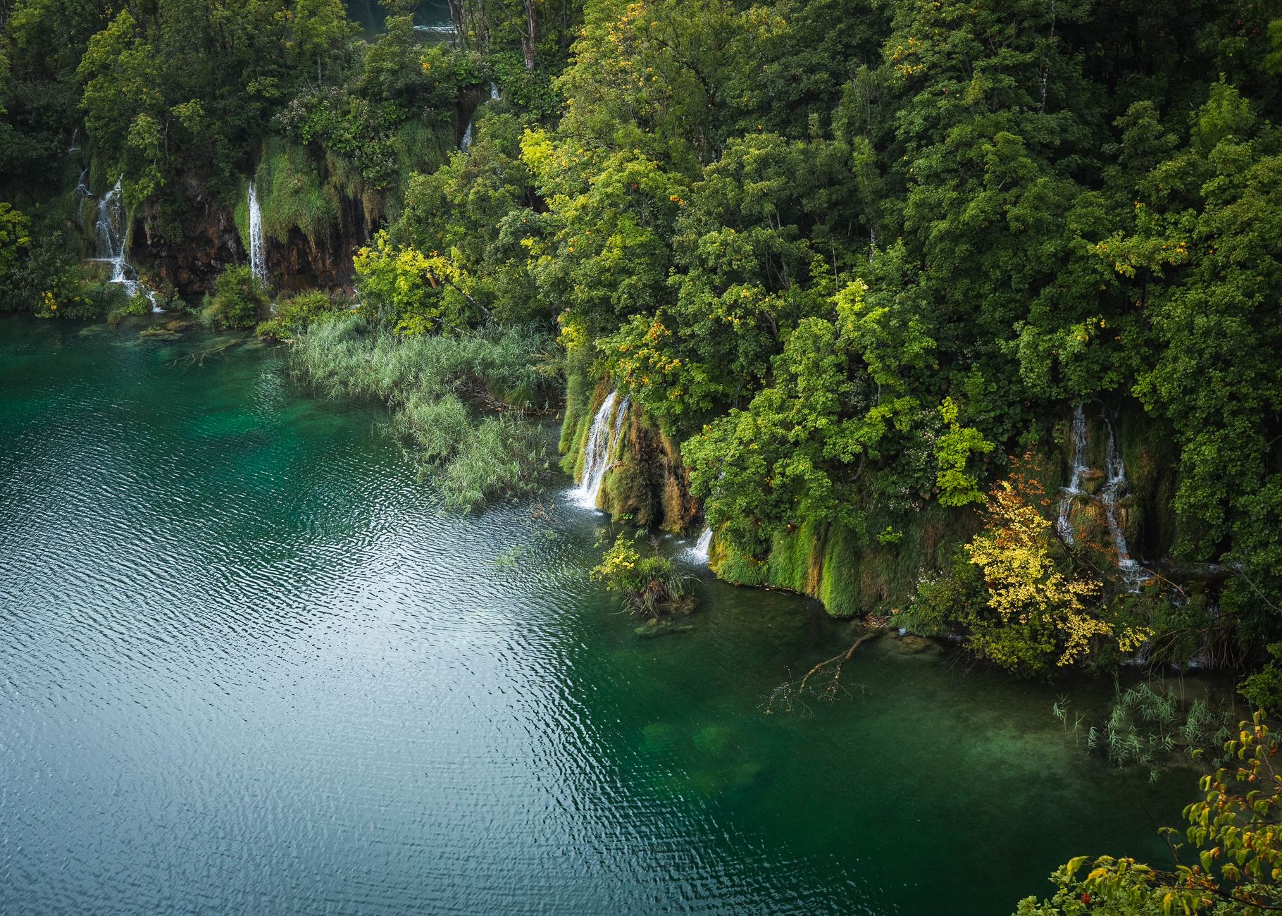 Türkisfarbene Seen und Wasserfälle im Nationalpark Plitvicer Seen von oben