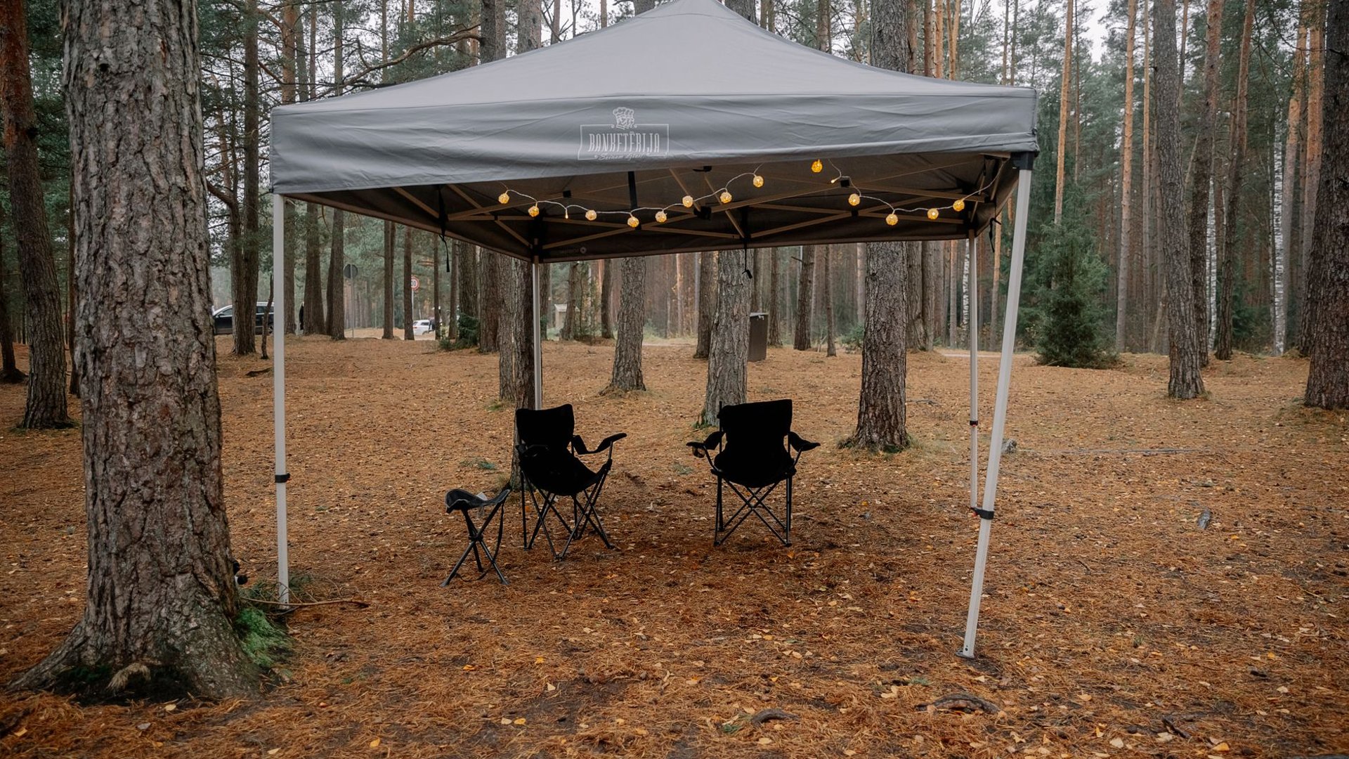Freie Stellplätze auf einem Campingplatz außerhalb der Hochsaison