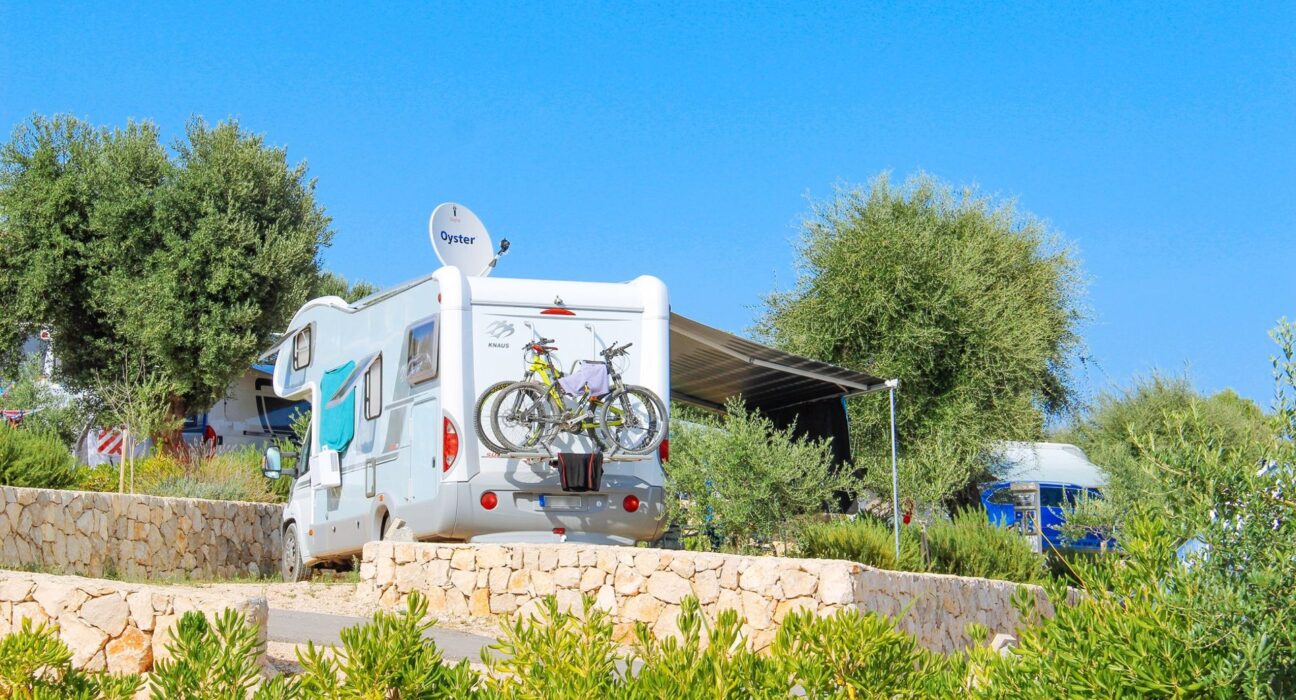 Wohnwagen und Wohnmobile auf einem Campingplatz am Meer im Sommer