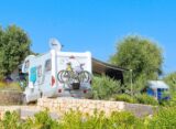 Wohnwagen und Wohnmobile auf einem Campingplatz am Meer im Sommer