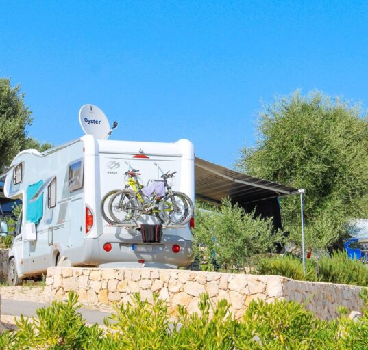 Wohnwagen und Wohnmobile auf einem Campingplatz am Meer im Sommer