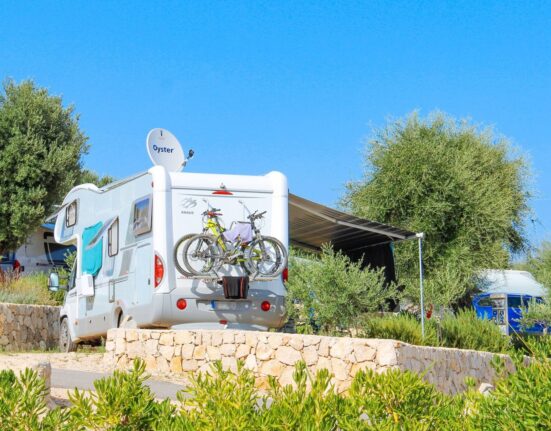 Wohnwagen und Wohnmobile auf einem Campingplatz am Meer im Sommer