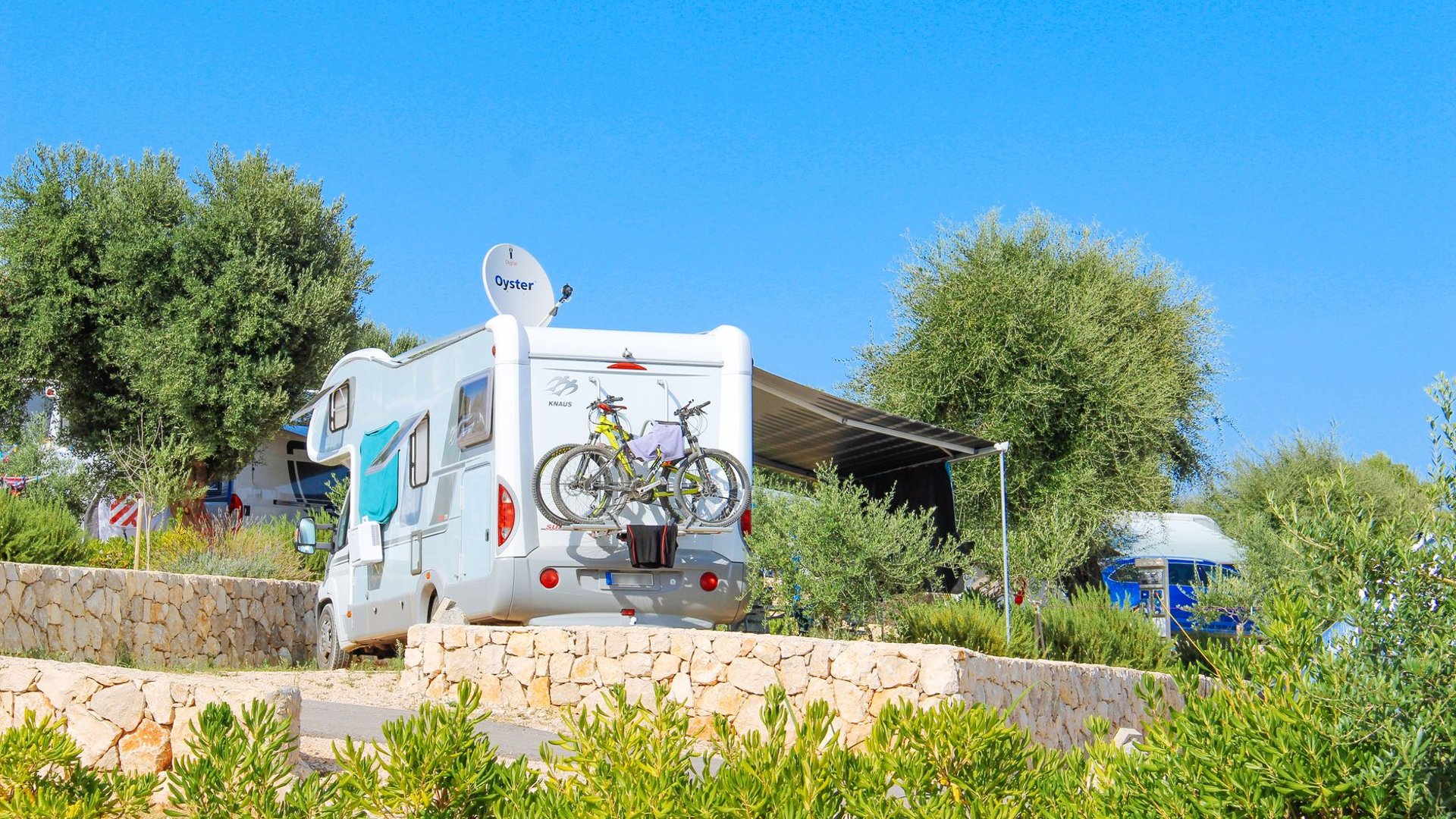 Wohnwagen und Wohnmobile auf einem Campingplatz am Meer im Sommer