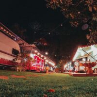 Beleuchtete Wohnwagen auf einem Campingplatz am Abend