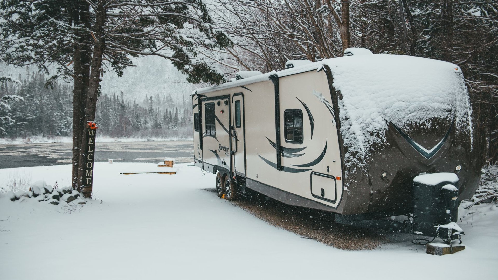 Wohnwagen auf einem verschneiten Campingplatz im Winter